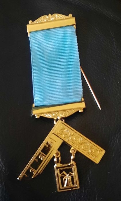 Pachet masonic M.V. : Sort, colan, geanta, manusi, bijuterie