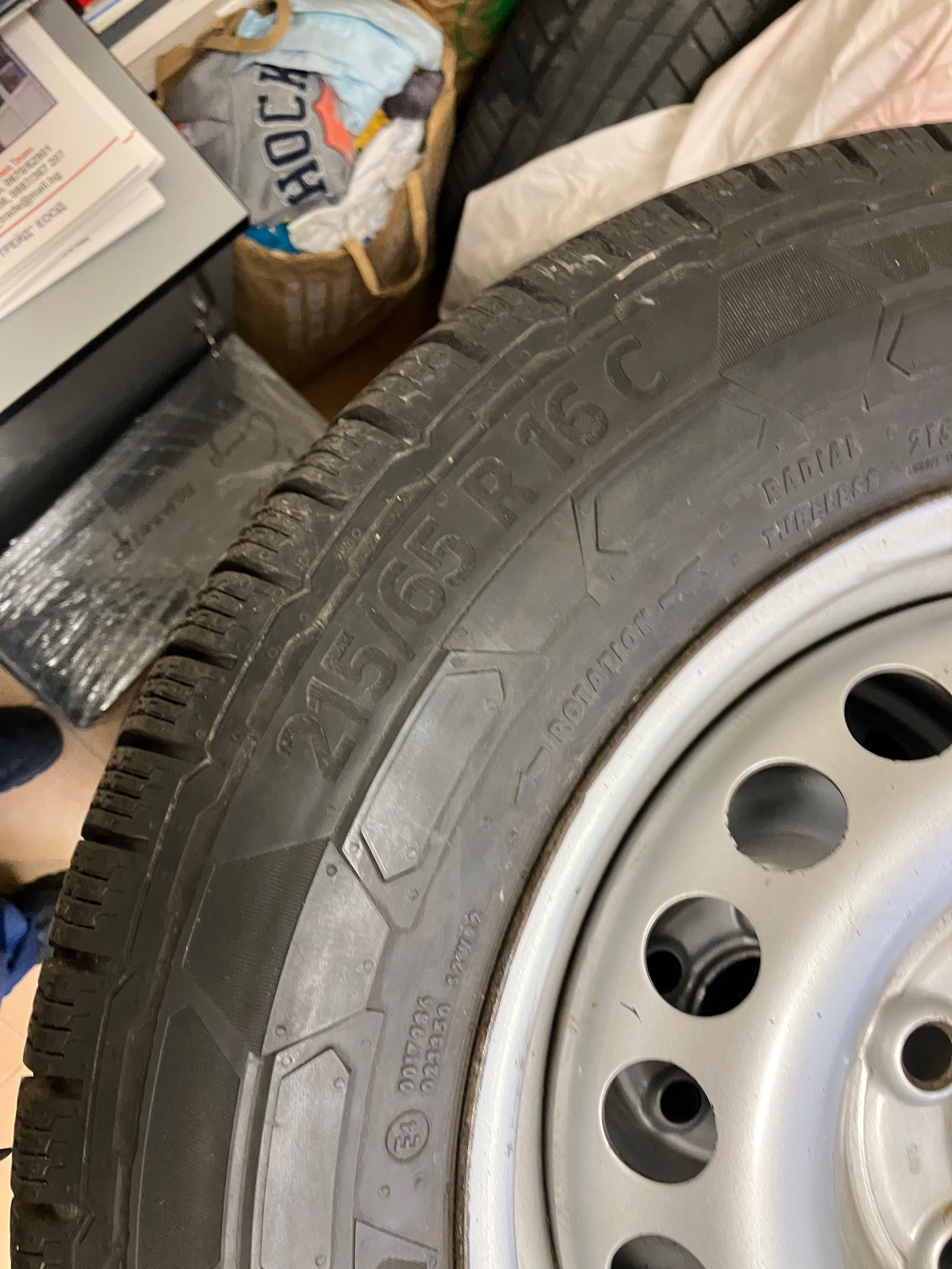 Продавам БУСОВИ 4 бр CONTINENTAl 215/65 R 16 C зимни гуми