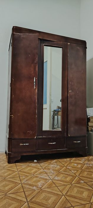 Гардероб с секциями для вещей и с нижними полками