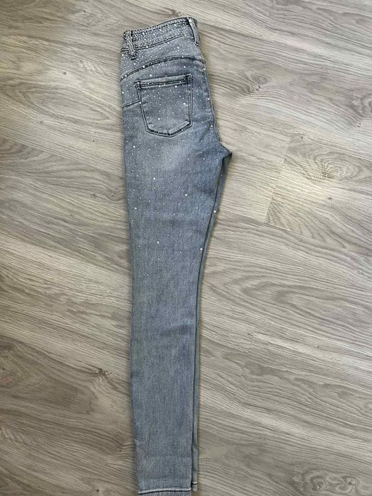 Чисто нови дамски дънки S/M – различни модели с камъни и ефекти