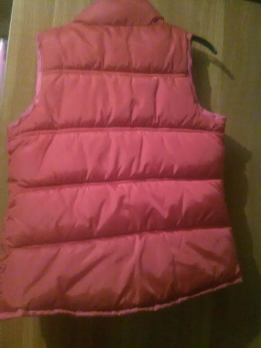 Vesta de fetita rosie purtata o singura data de fas cu buzunare