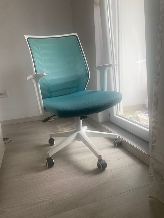 Scaun folosit putin, elegant, modern, comod la spate.