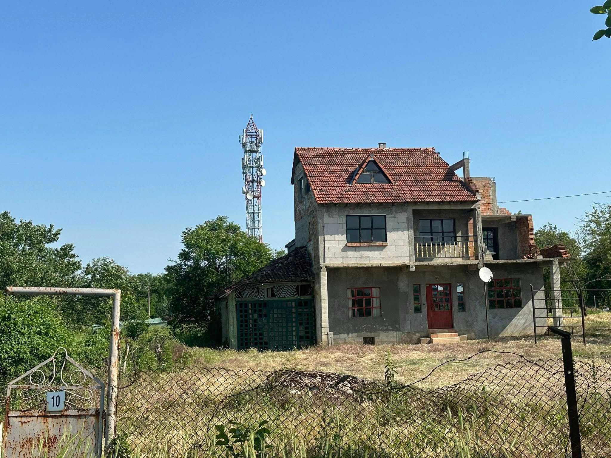 интересна къща 132кв / парцел 1643 кв / в с. Калипетрово, ул. ”ВИТ” 10