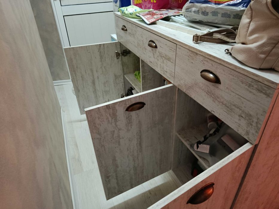 Продавам скрин.Чисто нов