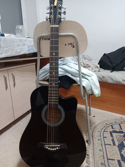 Акустическая гитара с вырезом