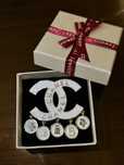 Brosa chanel inscriptionata