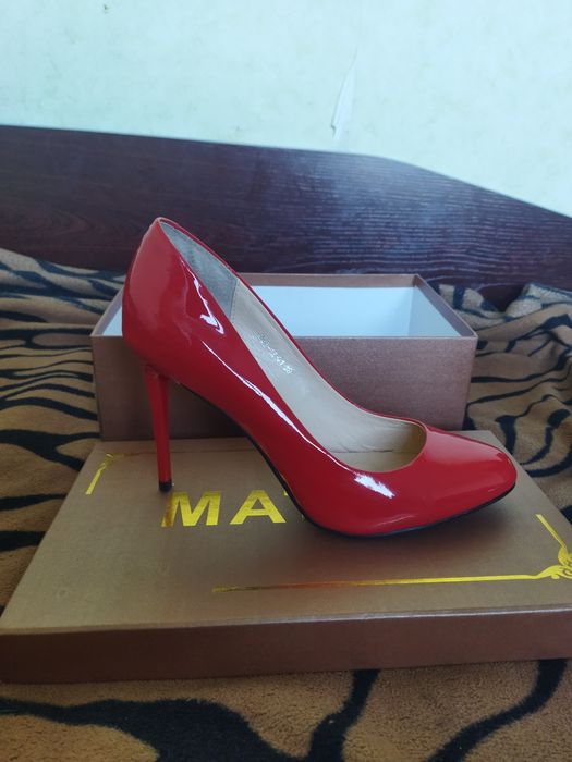 Туфли  красные лаковые