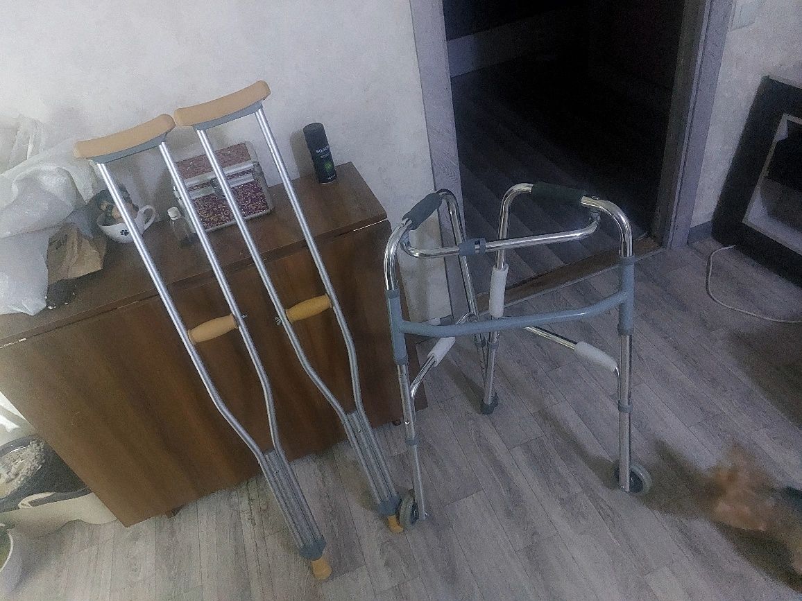 Продам костыли и ходунки