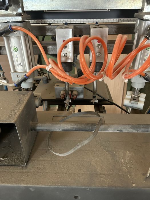 Автоматична машина за пробиване на брави за интериорни врати