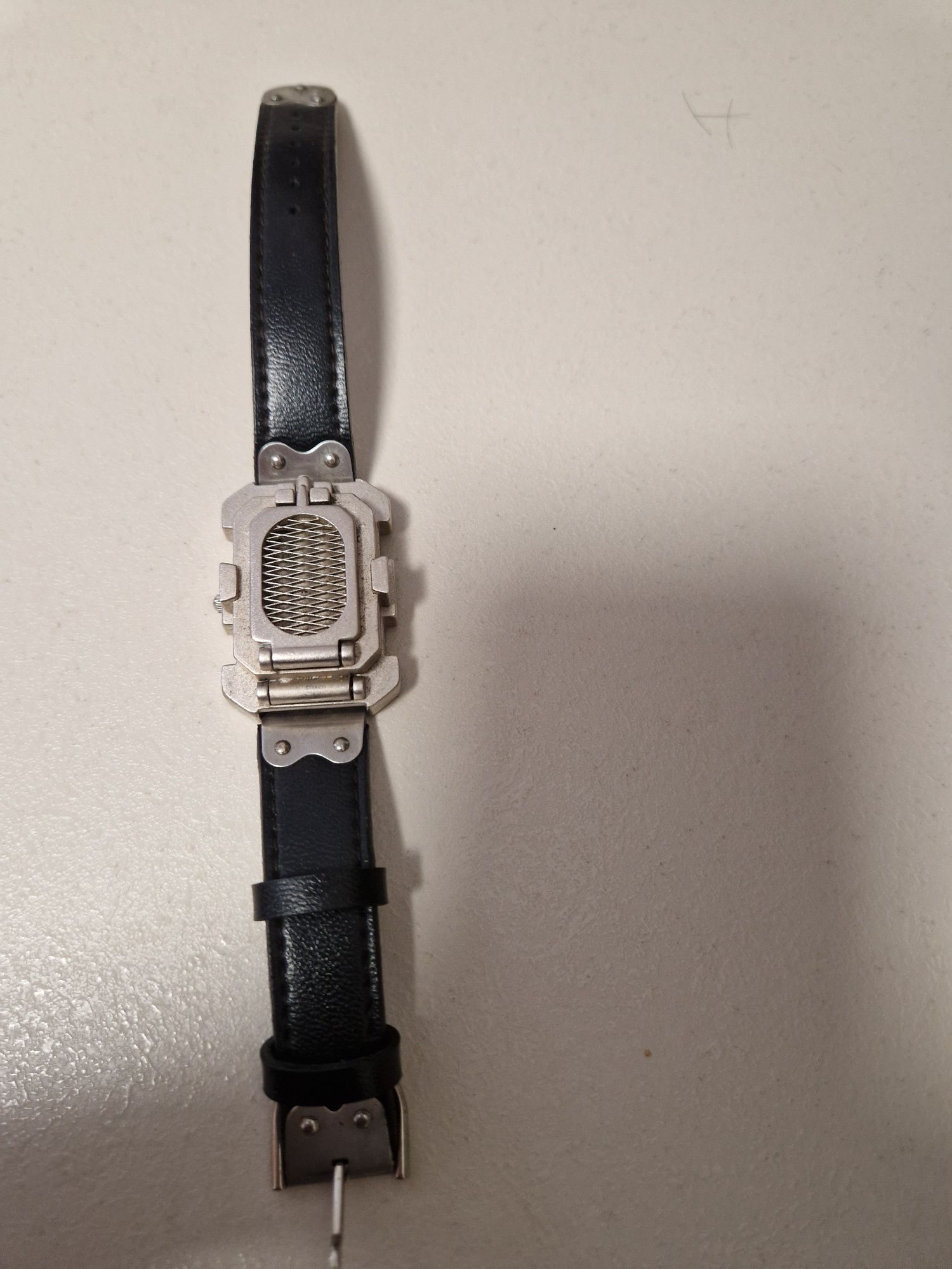 Ceas STORM 1991 Ceasul STORM din 1991 este un ceas analog clasic care