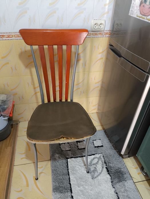 Два крепких.  стула