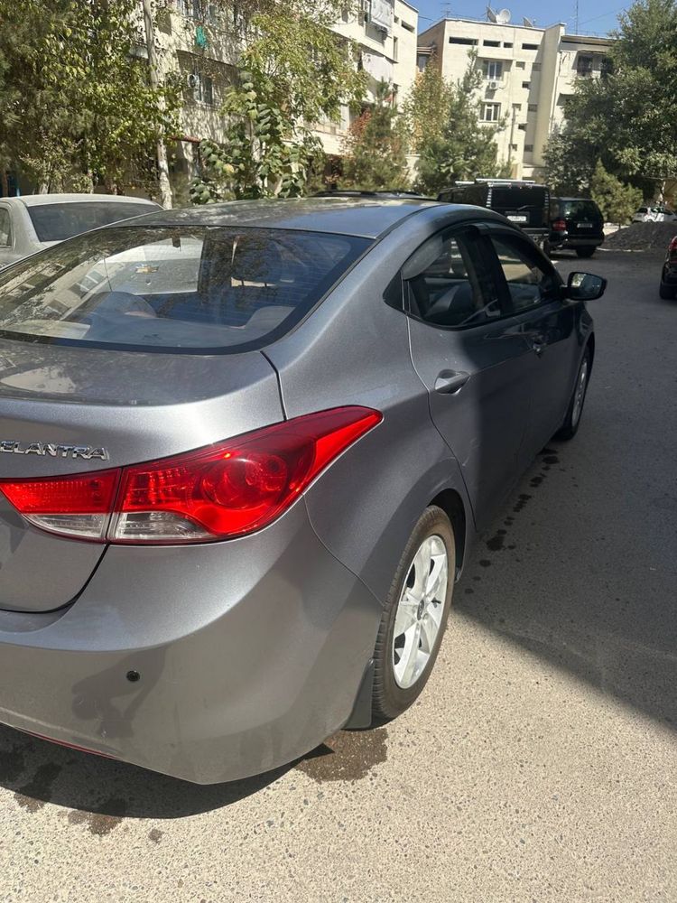 * Hyundai ELANTRA 2012 года механика 1.6 надежная экономичная не дорог