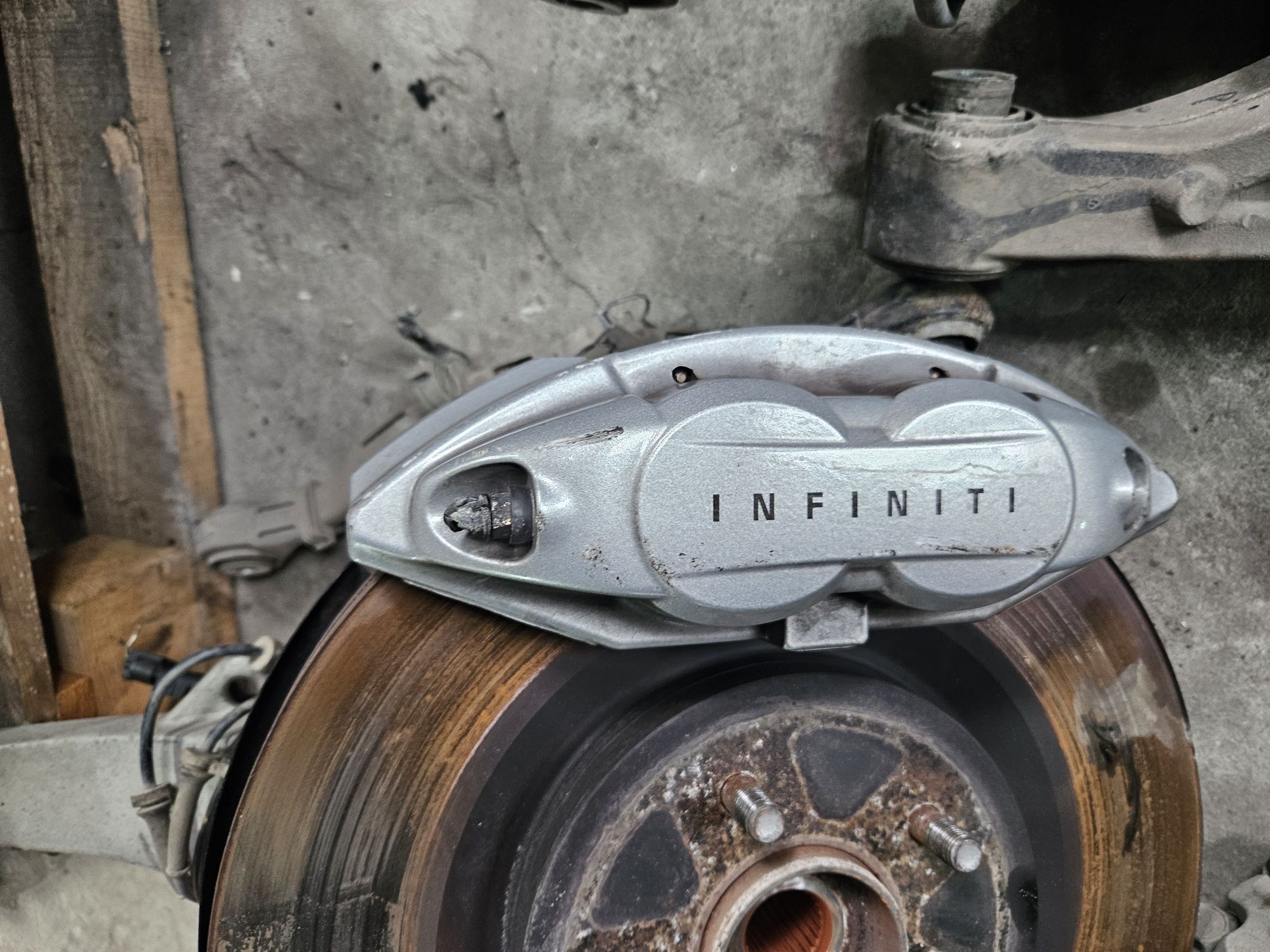 Спирачни апарати за Infiniti QX70s