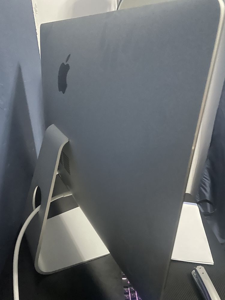 iMac 21.5 Inch 2017(nu macbook apple microsoft macintosh rick)