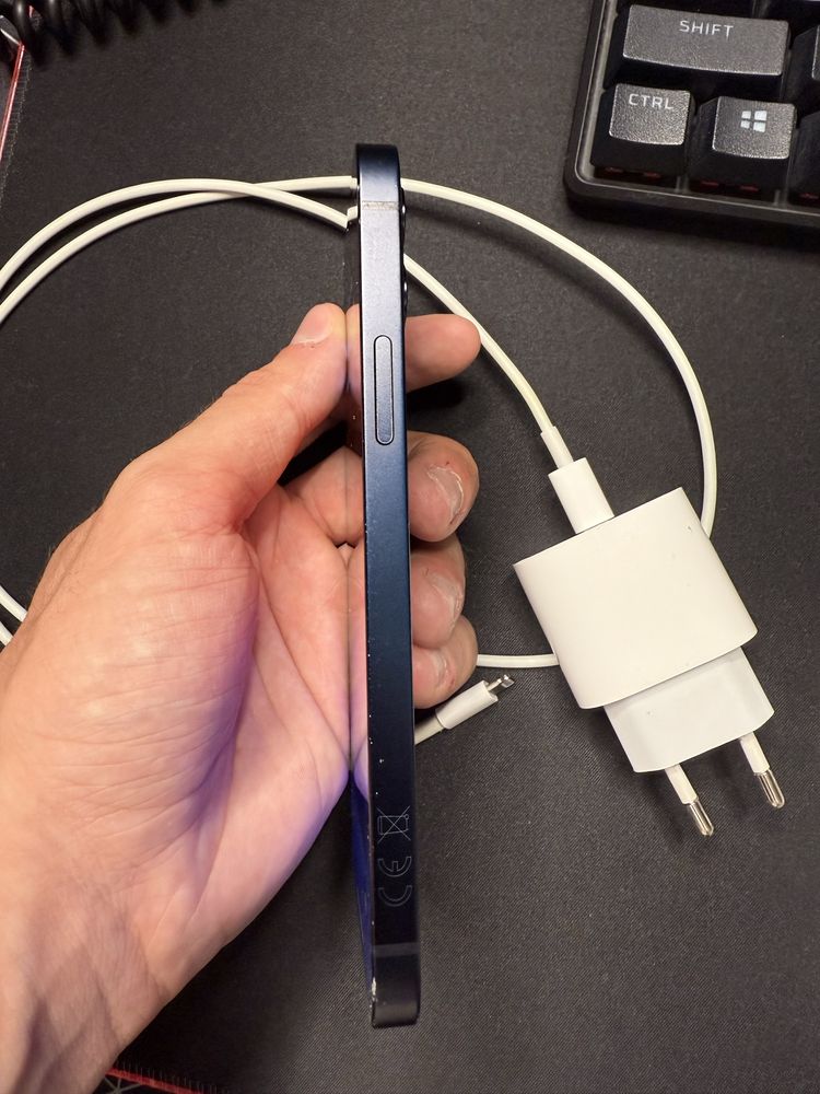 Iphone 12 64gb cu husa, incarcator original.