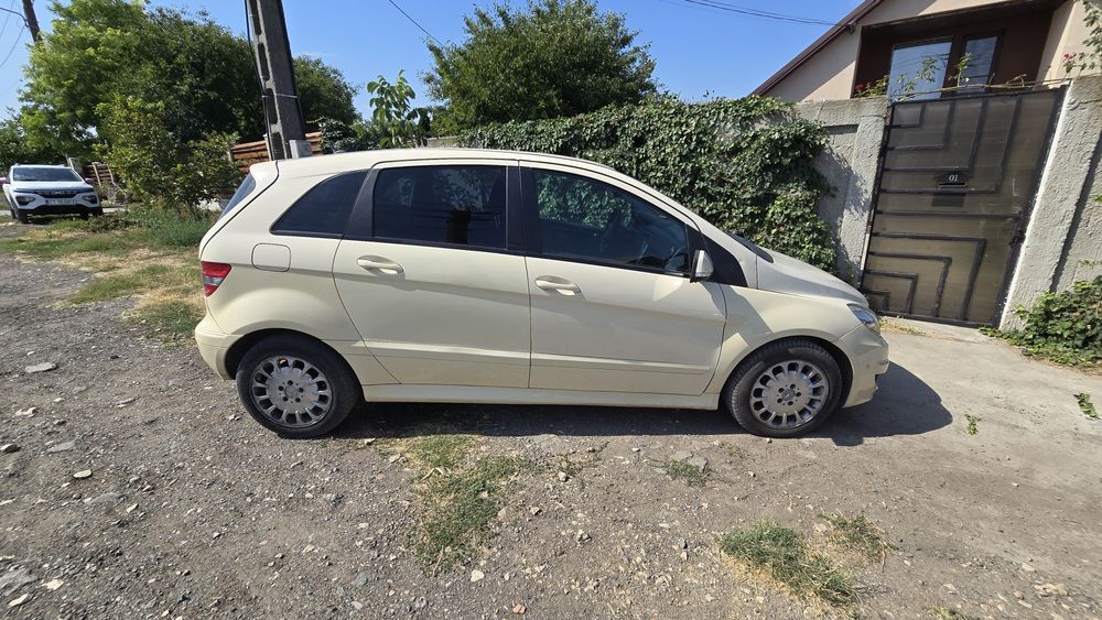 Mercedes Benz B180