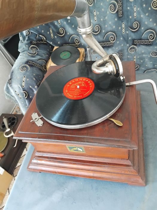 Superb gramofon, patefon original MASTER'S VOICE fabricat în 1924.