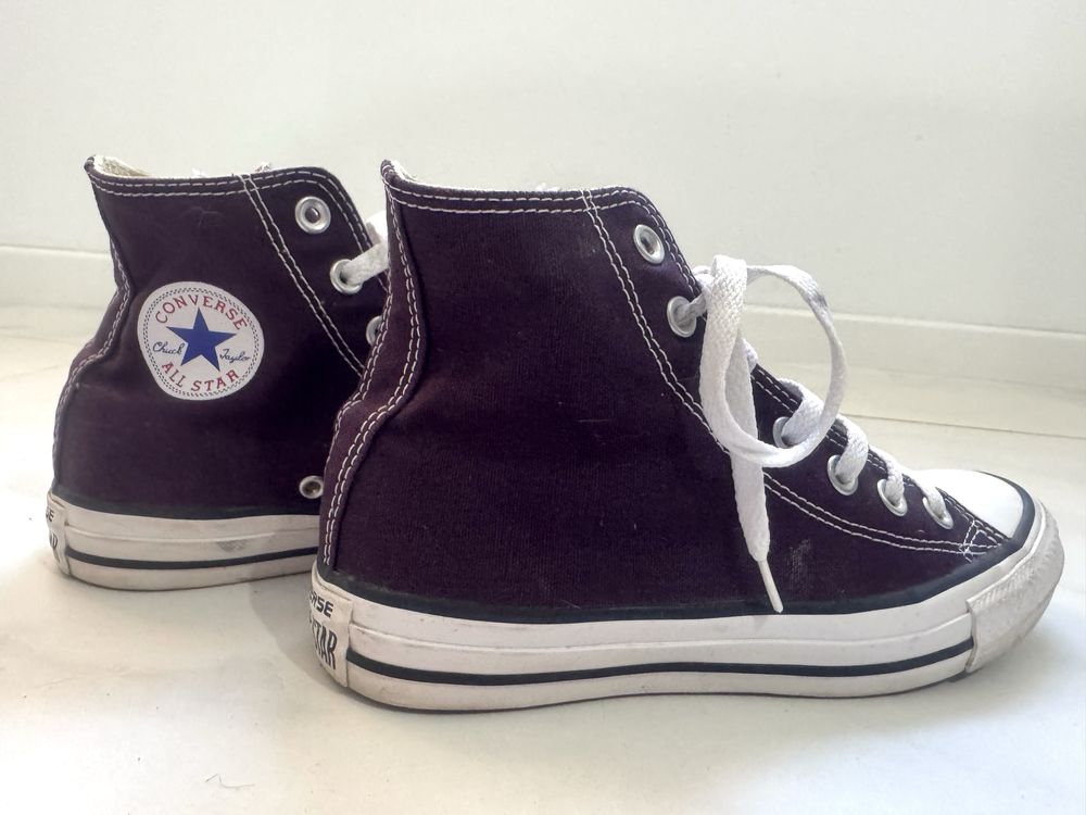 Se pune la vanzare perechea de sneakersi CONVERSE Visinii originali !!
