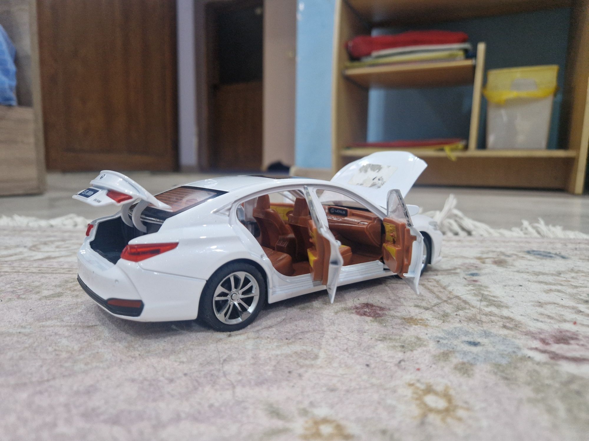 Играчка кола но има етикети