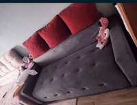 Продам пружинный  серый диван с красными подушками