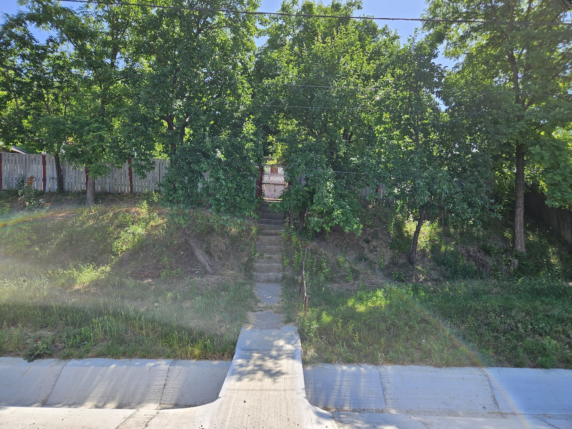 Casă de vânzare și teren.