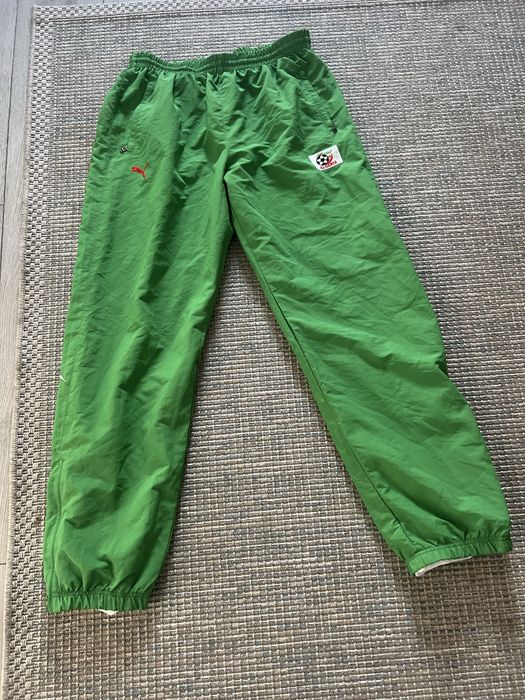 Vând pantaloni de trening .