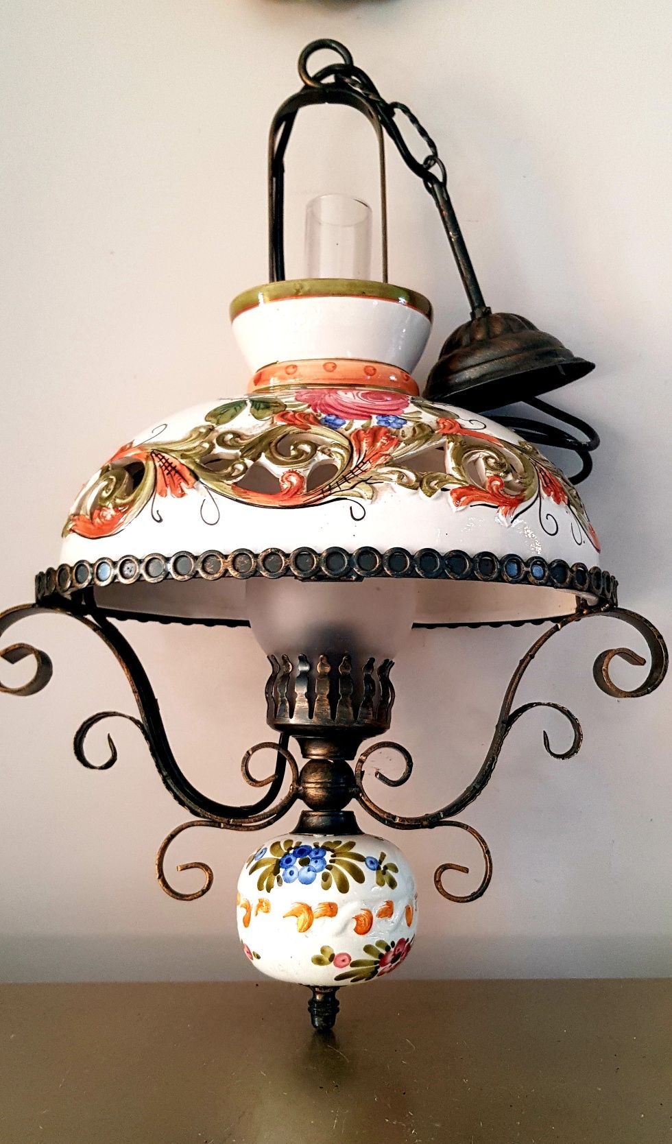 Candelabru vechi din ceramică și  fier forjat