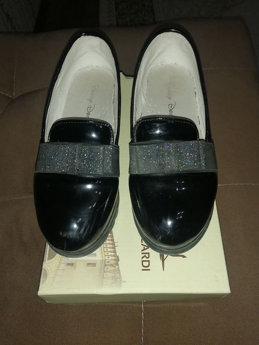 Продам туфли лакированные