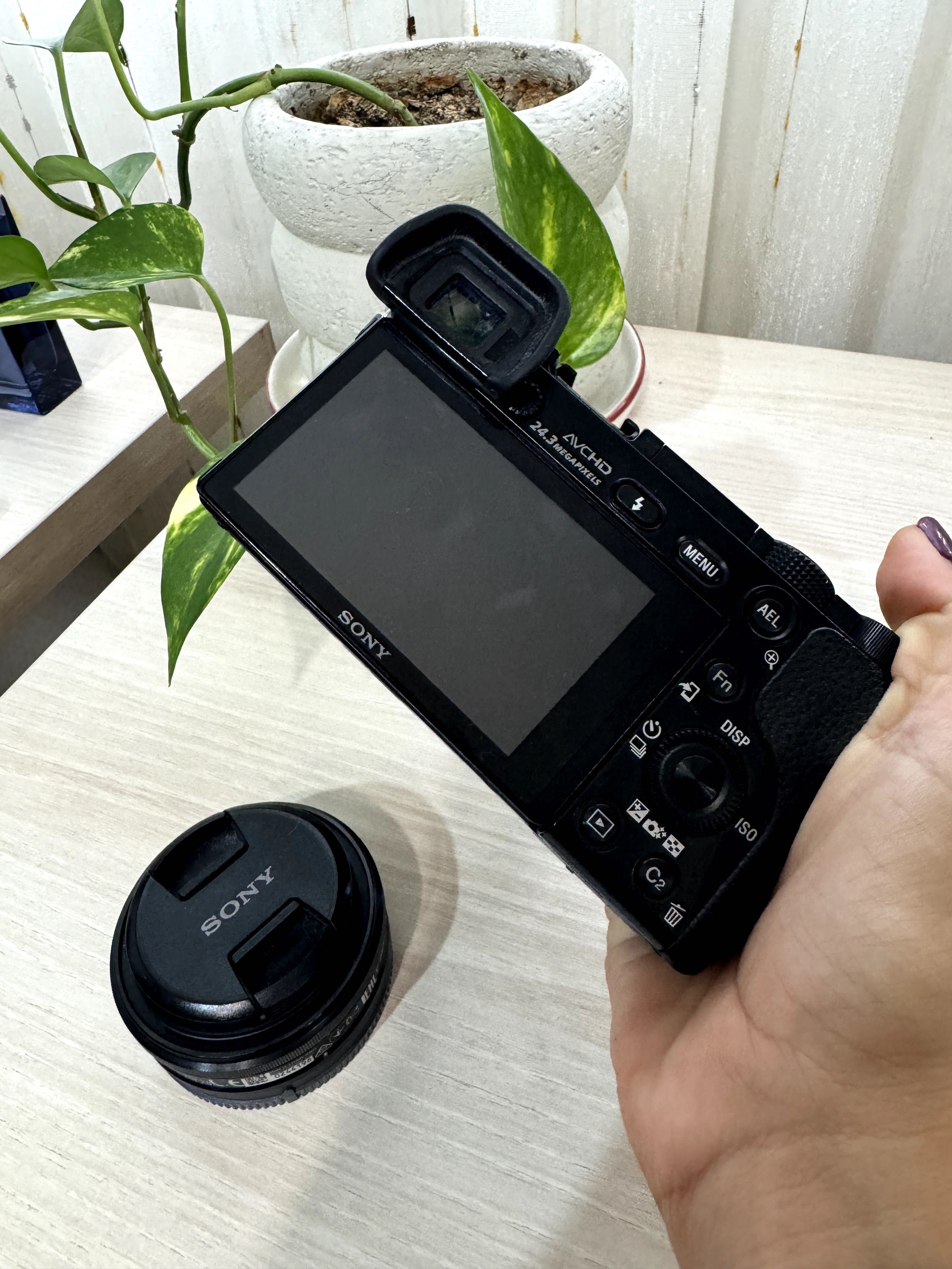 Фотоапарат Sony a-6000 + два обектива e-mount f2.8/20 и f1.8/50