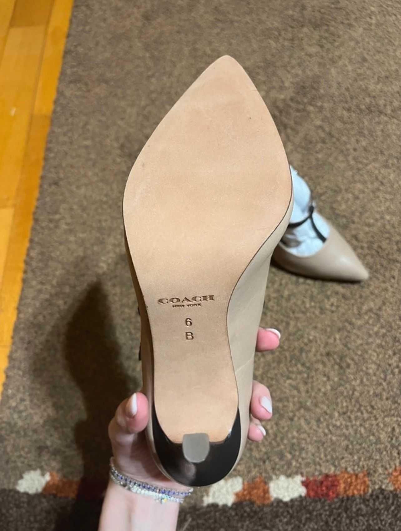 Pantofi Coach New York – Nude, cu toc subțire și bareta T