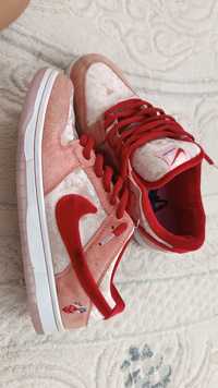 Sb dunk strange love low