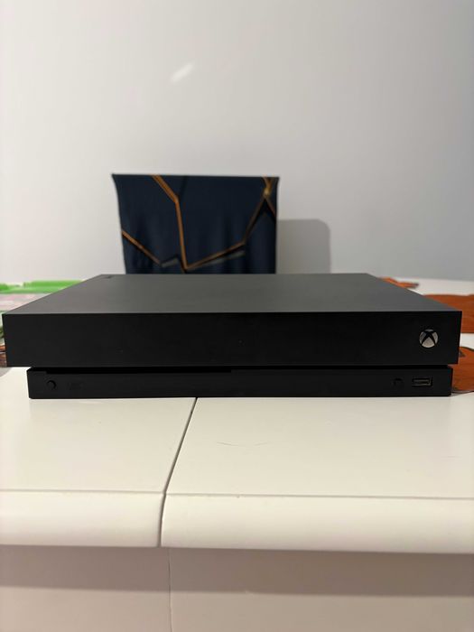 Xbox One X 1TB Perfecta  Stare