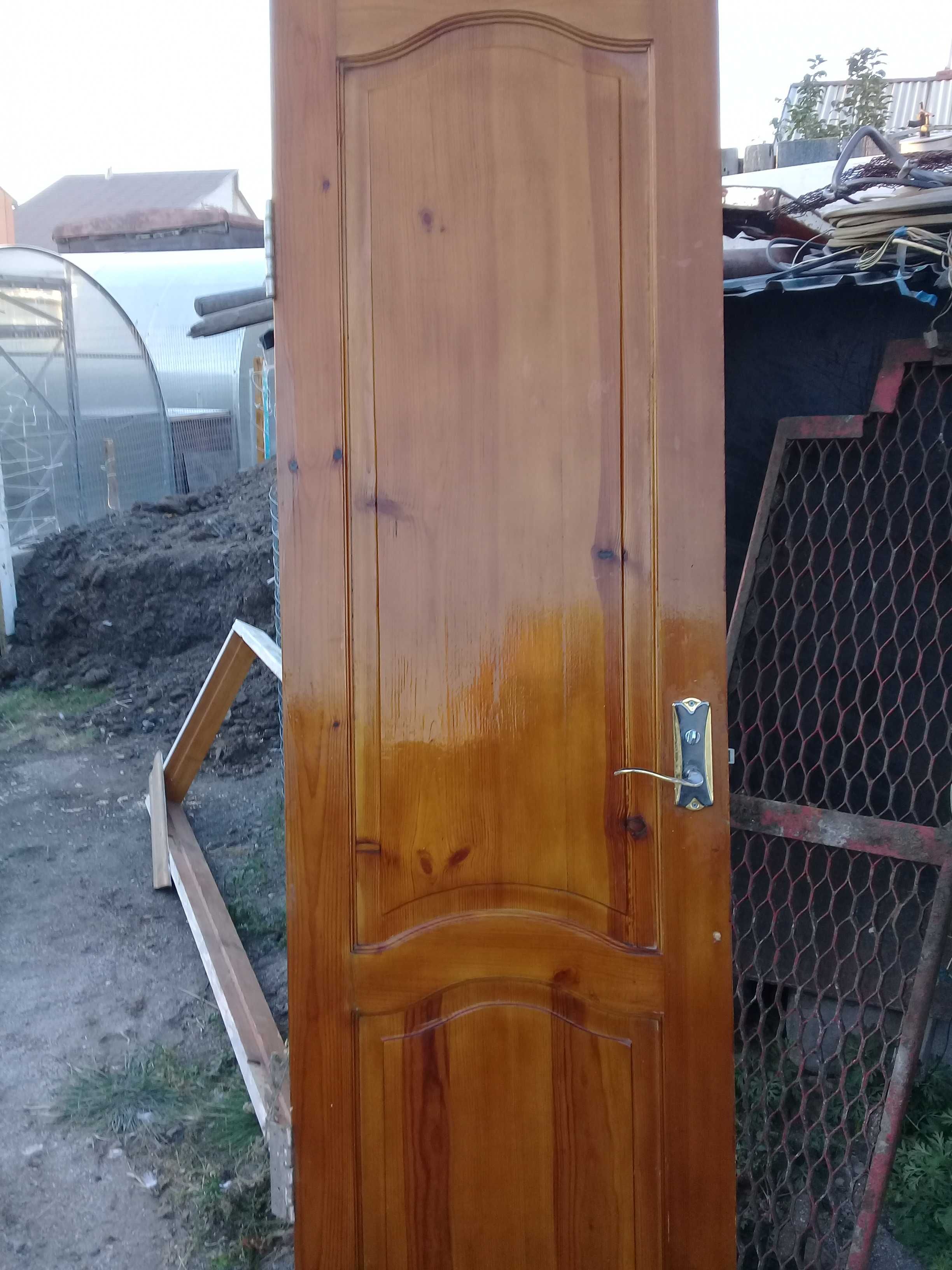 Продам деревянную дверь