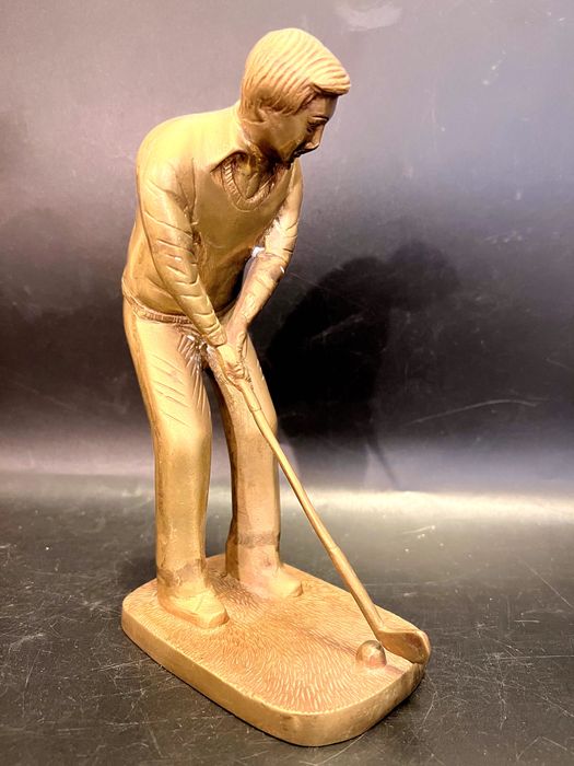Statuetă reprezentând un jucător de golf.