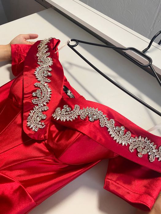 Rochie eleganta cu umerii lasati