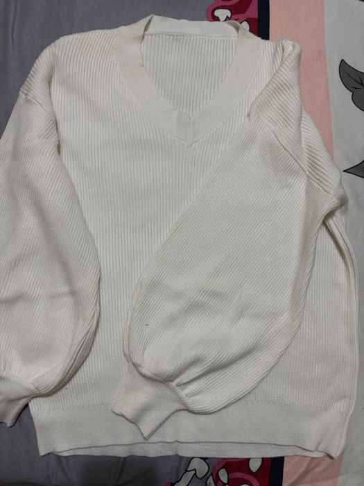 Продается белый свитер
