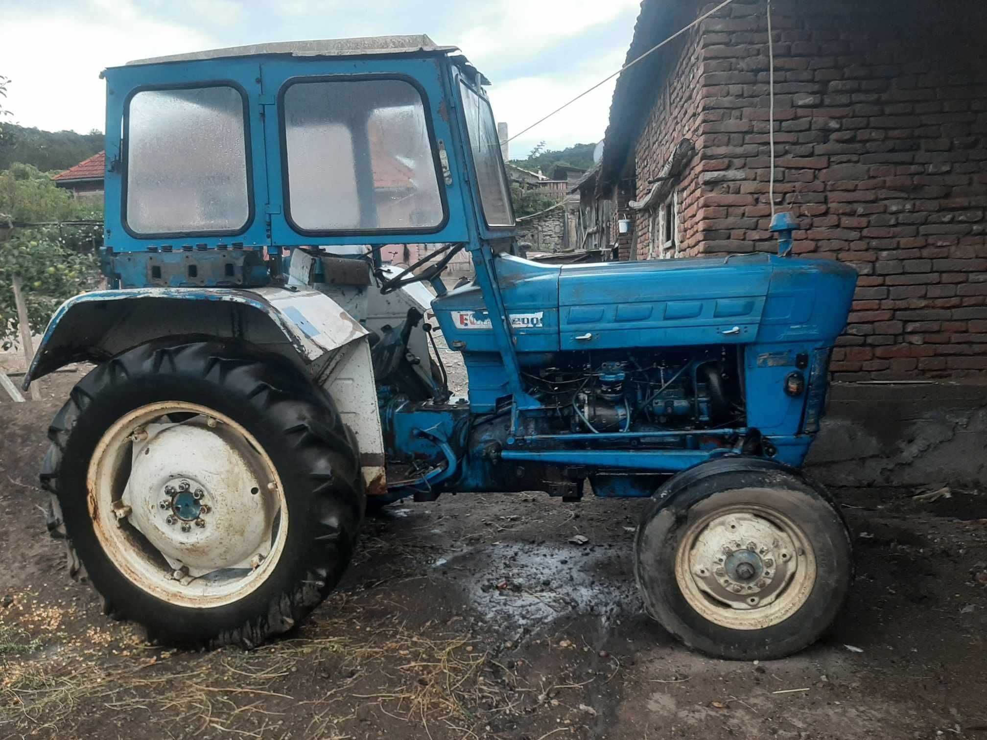 Tractor Ford 2000 cu cabină . Preț fix