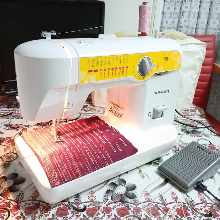 Masina de cusut PRIVILEG cu butoniera automata si multiple operatii