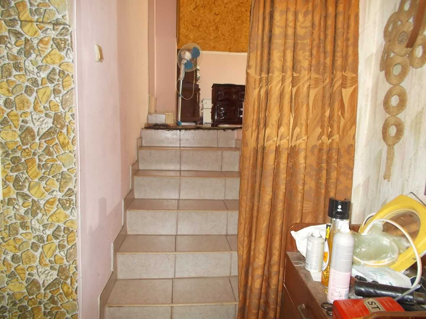 Продавам триетажна къща в с.Сливенци