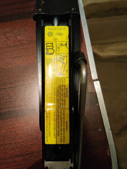 Cric original Volkswagen + cui de tractare VW