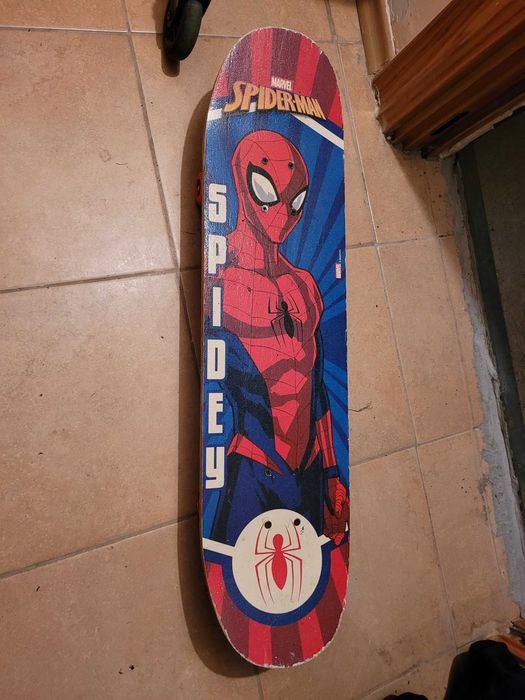 Продавам детски скейтборд със Спайдермен