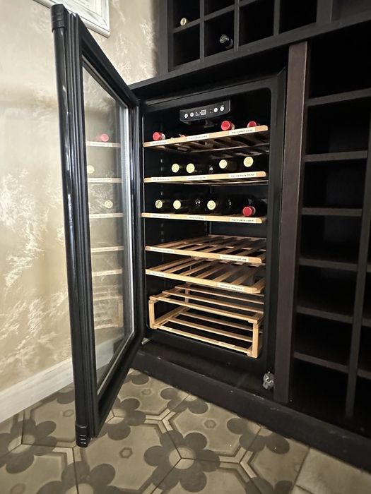 Шкаф за вино с две хладилни витрини