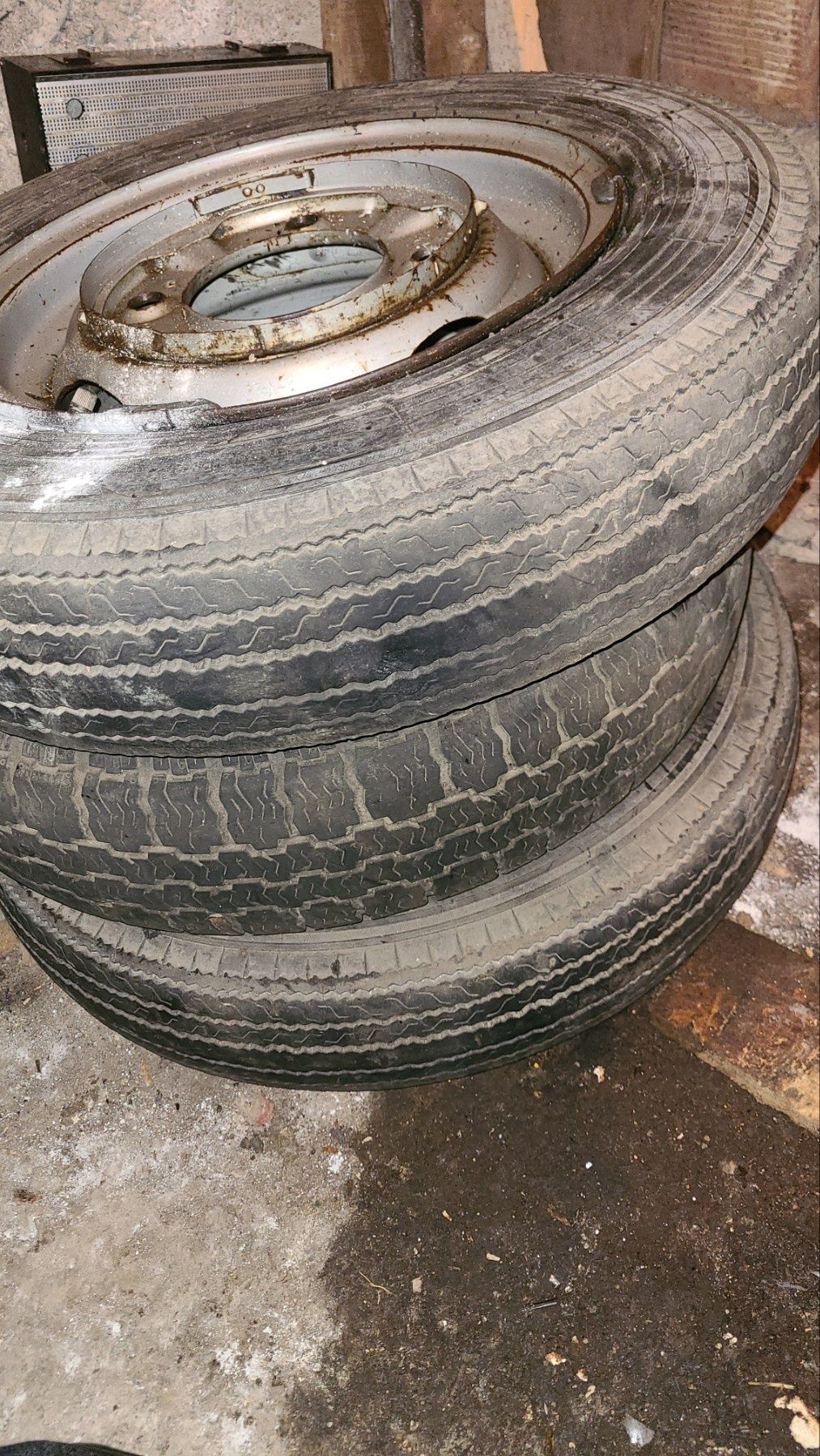 Джанти с външни и вътрешни гуми от Трабант