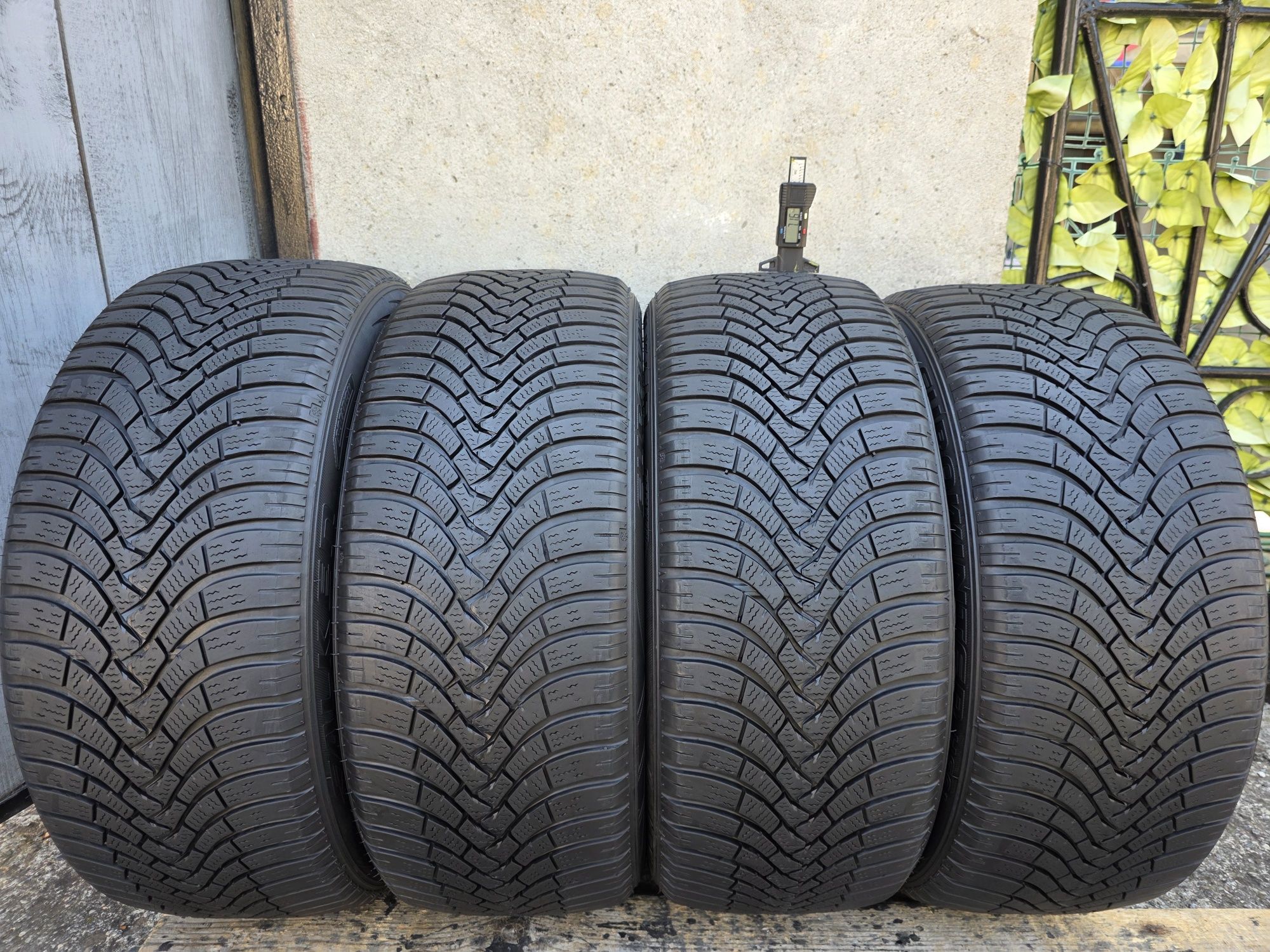 Vând patru anvelope de iarna falken 215 50 17 dot 2121
