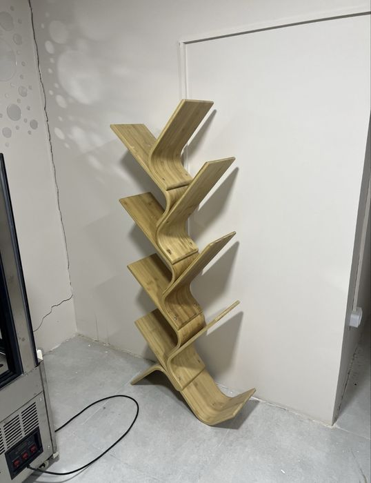 Продается кофейный стол и стулья и полка для книг