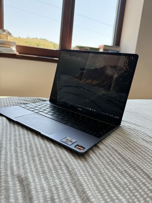 Huawei MateBook 13 – Ryzen 5, 8GB RAM, SSD rapid – Elegant și ușor