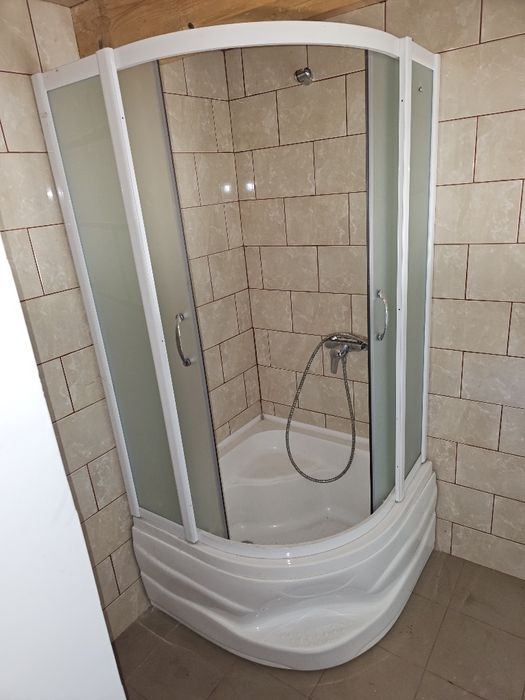 Cabina dus cu cadita