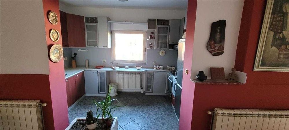 Дава се под наем Тристаен апартамент в София, Люлин 10 - 90 кв.м за 561 € - Снимка #1