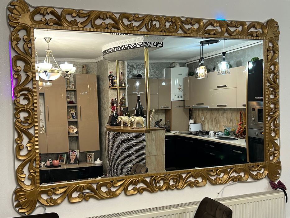 Oglindă cu Rama din lemn sculptată manual