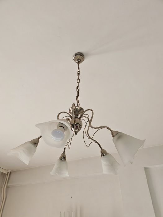 Vând 2 lustre plus 2 aplici perete vintage